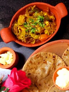 સ્પાઇસી વાલોળ રીંગણ શાક કાઠિયાવાડી સ્ટાઇલ (Spicy Valor Ringan Shak Kathiyawadi Style Recipe In Gujar રેસીપી મુખ્ય ફોટો