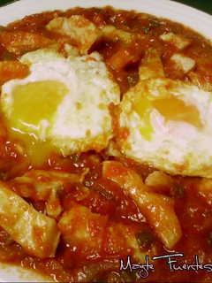 Una foto de Pisto de bacalao con huevos fritos