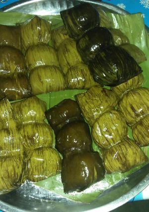 A picture of Khao Tom Mud (Thai Banana Sticky Rice Parcels).