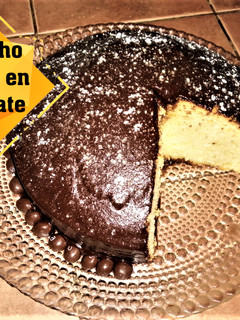 Una foto de Bizcocho bañado en chocolate