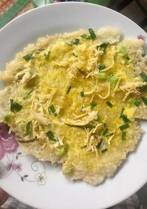 Hình của món Cơm nguội chiên giòn với trứng.