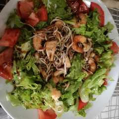 Foto principal de Ensalada templada de gulas chipirones y langostinos