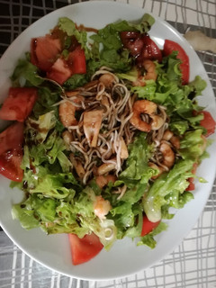 Una foto de Ensalada templada de gulas chipirones y langostinos