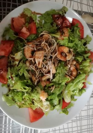 Una foto de Ensalada templada de gulas chipirones y langostinos