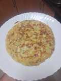 Tortilla de papas con cebolla, chorizo y perejil