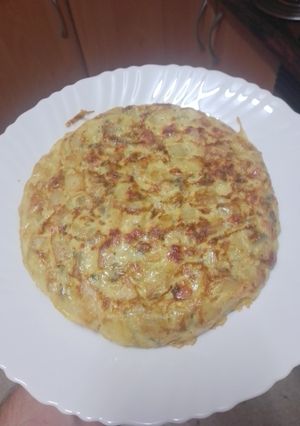 Una foto de Tortilla de papas con cebolla, chorizo y perejil