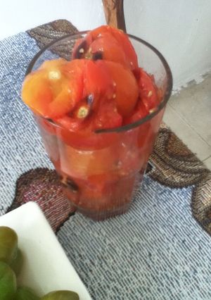 Una foto de Jitomates cocidos con hierbas de olor