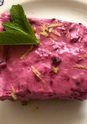 A picture of Frozen blackberry and pistachio cheesecake 💖.