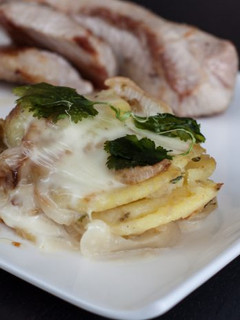 Una foto de Secreto ibérico con tartar de patatas panadera y queso Arzúa-Ulloa
