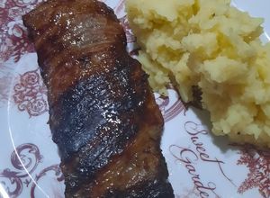 Una foto de Entraña con arañita /escondido o churrasquito carnicero y puré de papas
