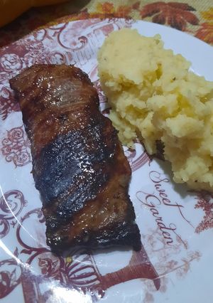 Una foto de Entraña con arañita /escondido o churrasquito carnicero y puré de papas