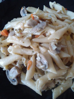 Una foto de Macarrones con champiñones y pollo