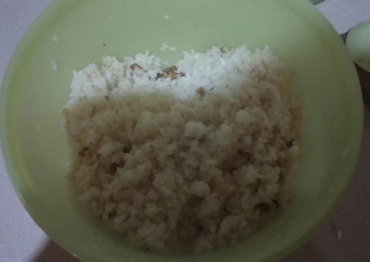 Bagaimana Membuat Nasi goreng bawang putih yang Enak