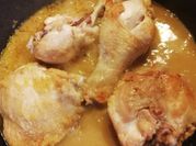 Una foto de contramuslos de pollo de campo