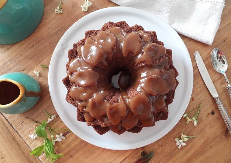 Bundt cake al cacao e tè al gelsomino, con salsa di caramello