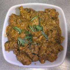 A picture of Restaurant style chicken khorma.