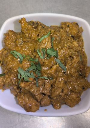 A picture of Restaurant style chicken khorma.