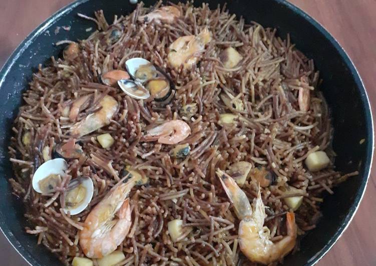Fideuá fácil con un preparado de marisco