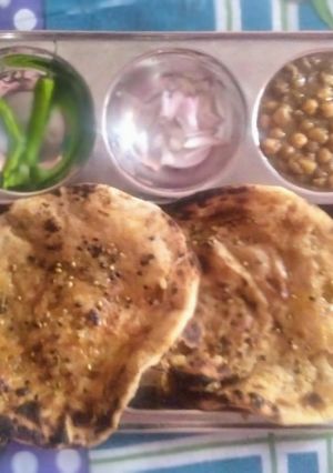 अमृतसरी स्पेशल आलू कुलचा और चने (amritsari special aloo kulcha aur chole recipe in Hindi) रेसिपी मुख्य फोटो