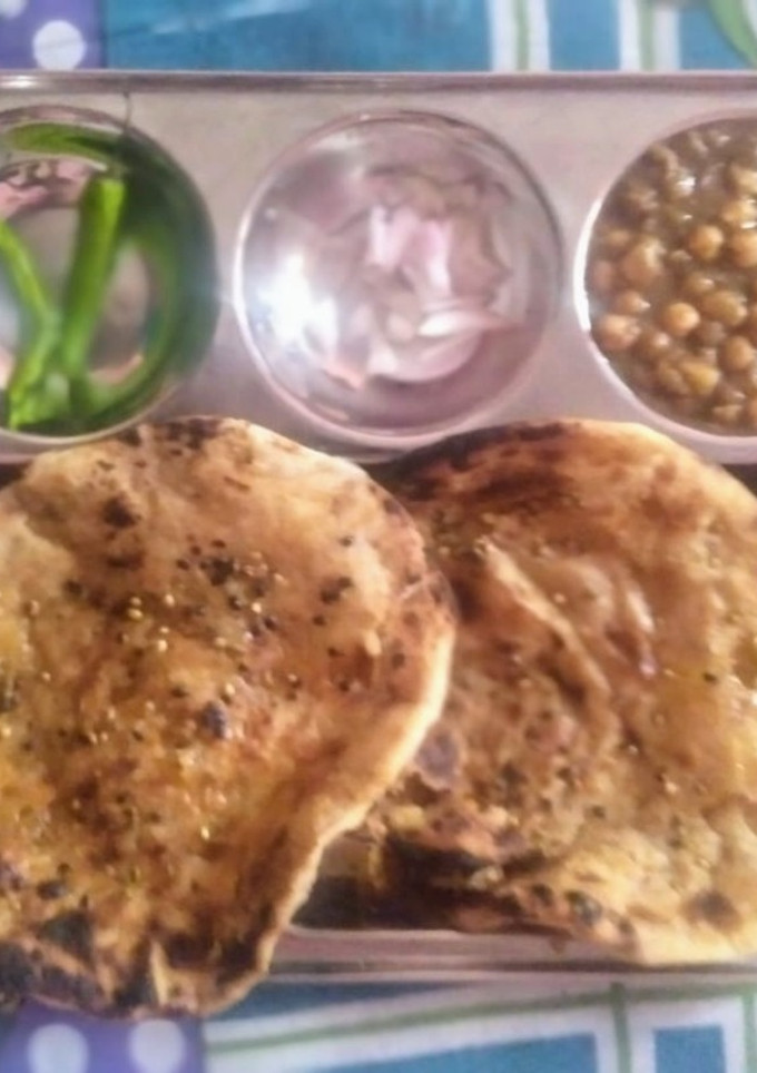 अमृतसरी स्पेशल आलू कुलचा और चने (amritsari special aloo kulcha aur chole recipe in Hindi) रेसिपी मुख्य फोटो