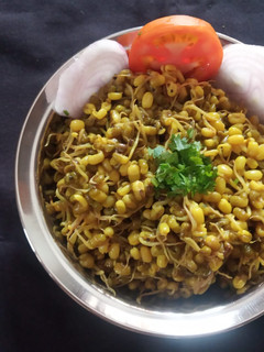 ફણગાવેલા મગ મસાલા (Fangavela Moong Masala Recipe In Gujarati) રેસીપી મુખ્ય ફોટો