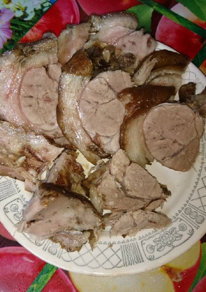 Рулька запечённая с яблоками