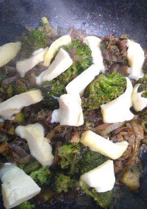 Una foto de Brócoli con cebolla y queso