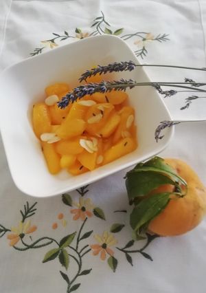 Une photo de Pêches poêlées à la lavande, au miel et aux amandes