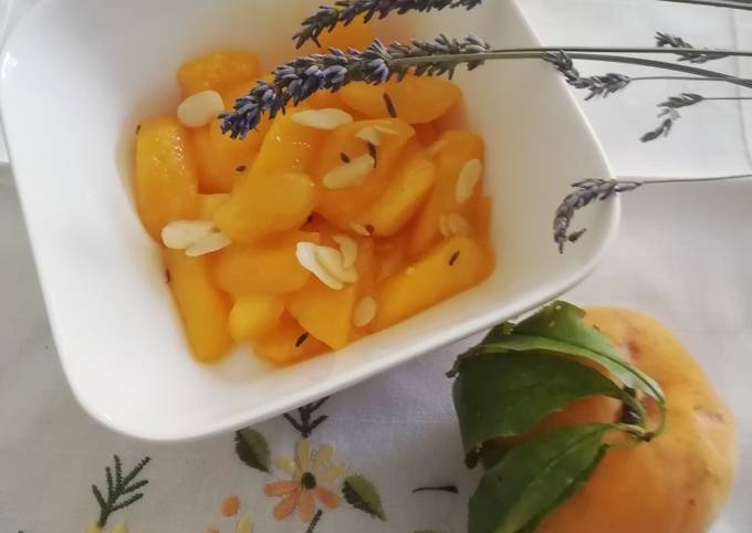 Pêches poêlées à la lavande, au miel et aux amandes