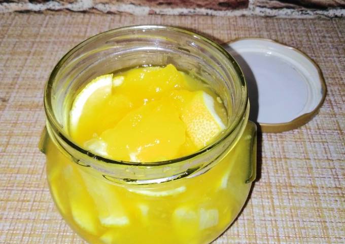 Витаминная смесь из лимона, мёда и имбиря