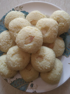 દૂધ નાં પેંડા (Milk Peda Recipe In Gujarati) રેસીપી મુખ્ય ફોટો