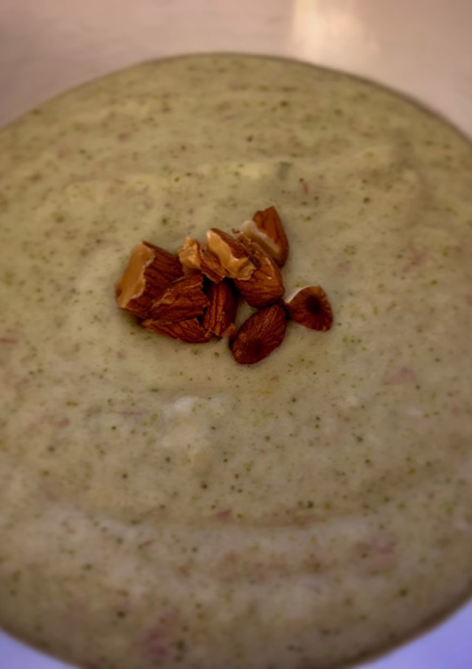 Una foto de Crema de brócoli y queso en thermomix