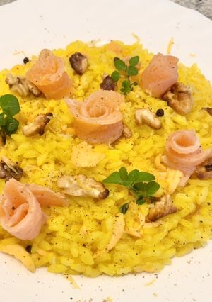 Foto di Risotto salmone affumicato, noci tostate e zeste di limone