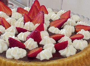 Foto di Crostata morbida con crema al cioccolato🍫 Bimby,panna e fragole 🍓