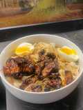 Udon cremosos de cerdo, cebolla y calabacín