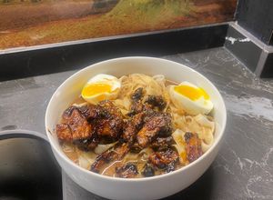 Una foto de Udon cremosos de cerdo, cebolla y calabacín