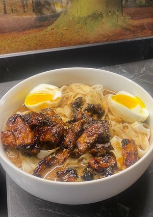 Una foto de Udon cremosos de cerdo, cebolla y calabacín