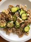 Farfalle zucchine e pesce con granella di mandorle