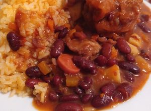 Una foto de Porotos Rojos o Frijoles con patitas de cerdo y carne
