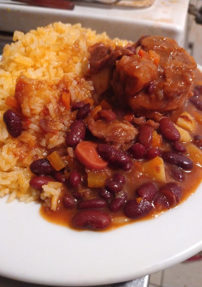 Una foto de Porotos Rojos o Frijoles con patitas de cerdo y carne