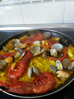 Una foto de Paella de marisco