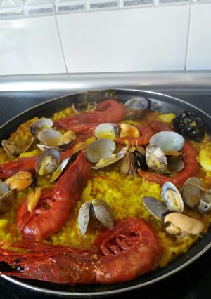 Una foto de Paella de marisco