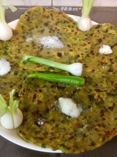 हरे प्याज के मिक्स्ड फ्लोर पराठे रेसिपी मुख्य फोटो