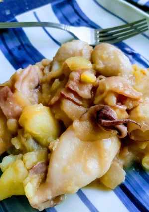 Una foto de Chipirones con bacon y patatas (estilo portugal)