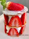 Monoporzione di millefoglie alle fragole e crema allo yogurt