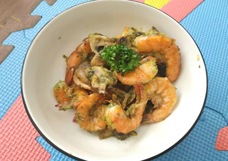 Grilled shrimp and mushroom with garlic parsley sauce