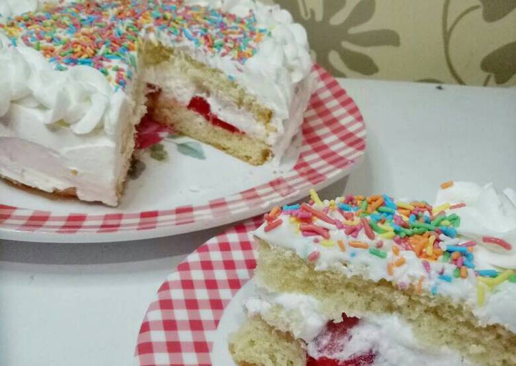 Kue ulangtahun simpel (strawberry shortcake)