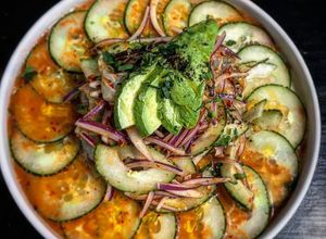 Una foto de Aguachile rojo de camarón