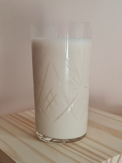 Una foto de Licuado de banana con bebida de almendras y especias