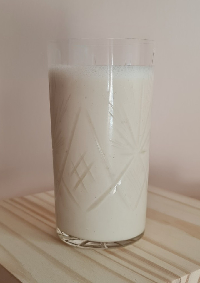 Una foto de Licuado de banana con bebida de almendras y especias